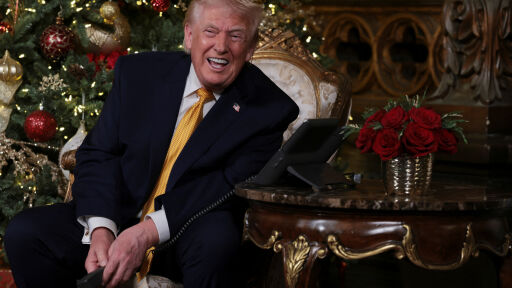 Тръмп се пошегува с дете: Няма да допуснем лош Дядо Коледа да проникне в САЩ (ВИДЕО) 