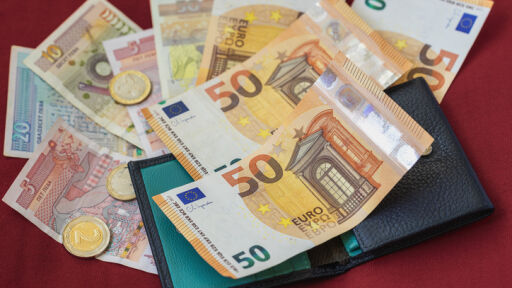 „Гардиън“: Политическо напрежение и руска дезинформация по пътя на България към еврозоната