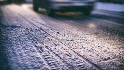 Десетки автомобили и тирове в капана на заледен път