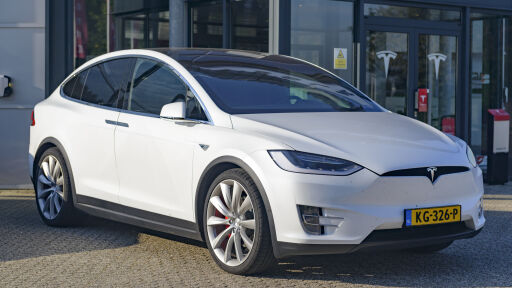 Изтеглиха близо 3 млн. автомобила Tesla от пазара - каква е причината?