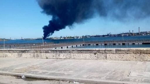 Огромен стълб дим: Пожар избухна в рафинерия в Хавана (ВИДЕО)