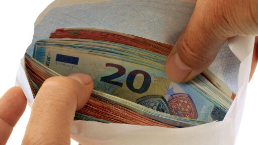 Спад от 12 млн. евро: Намаляват парите от българите зад граница към роднините им