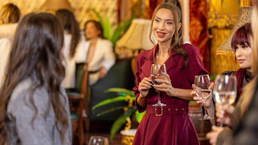 Снимка Поп фолк дива, определяща себе си като електрон, изуми роднини в 