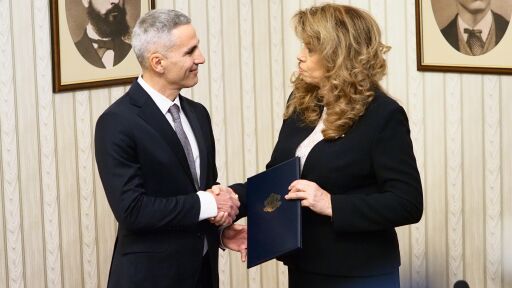 Йотова с остра реакция към Гюров: Неадекватно е да подписва 10-годишно споразумение с Украйна