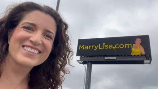 Снимка Жена си търси съпруг с билбордове в няколко града (СНИМКИ)