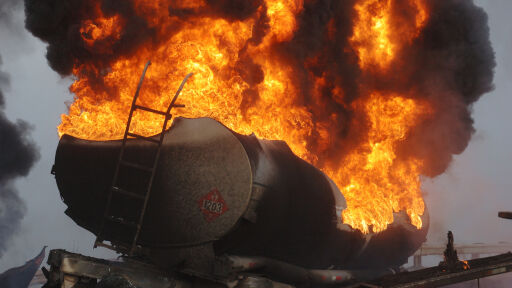 Цистерна с втечнен газ катастрофира и се взриви, най-малко трима са загинали 