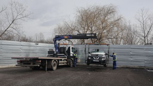 Незаконното сметище в кв. "Факултета" вече е паркинг за иззети автомобили