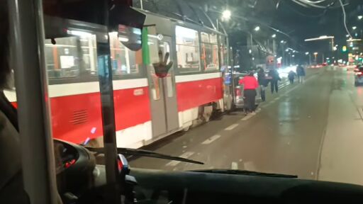 Трамвай и лек автомобил със семейство се сблъскаха в София (ВИДЕО)