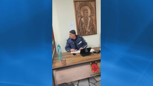 Полицай на входа на община Перник връчва глоби, граждани сигнализират за спорна практика