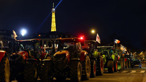 Над 20 тона картофи изсипаха фермери в Париж заради споразумение за търговия