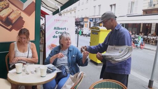 Последният продавач на вестници във Франция получи от президента орден за на почетния легион за национални заслуги