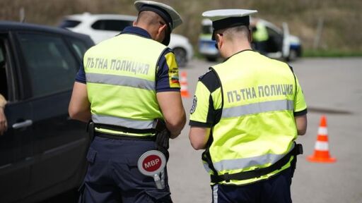 Трафикант на мигранти в гонка с полицията в оживен квартал на Ямбол