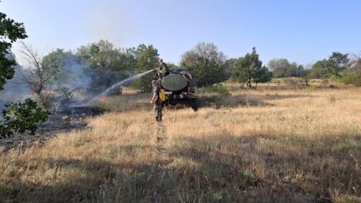 Военни се включиха в гасенето на пожара край Сливница