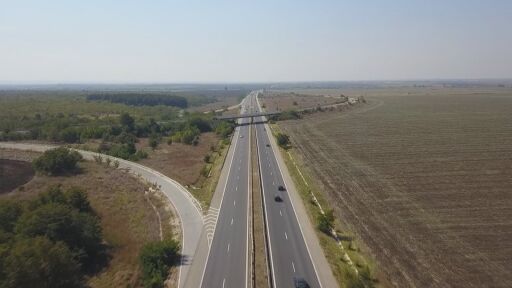 Аварирал тир затруднява движението по магистрала "Тракия"
