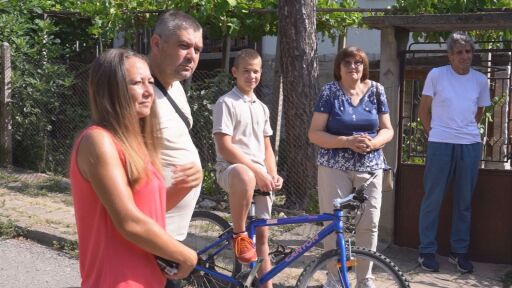 Доброто се връща: Дете помага на пенсионери, които са го спасили преди години