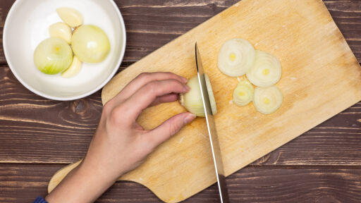 Снимка Как да почистим дъската за рязане без химия - трик, който ще унищожи всички бактерии