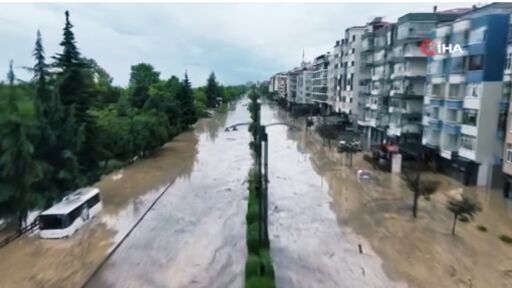 Калната вода се стича като водопад: Проливни дъждове заляха градове в Турция (ВИДЕО)