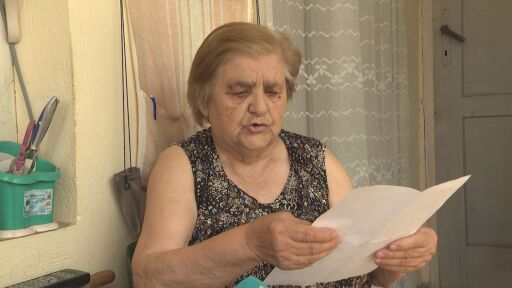 Болна възрастна жена oстана без пенсията си, след като някой източи банковата ѝ карта