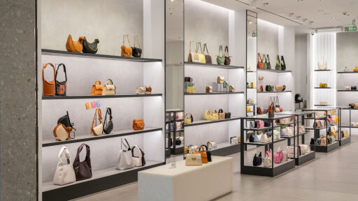 Какво правят луксозните марки с непродадените си стоки? 