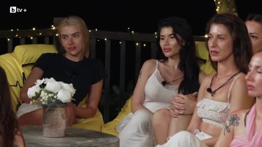 Елена, Симона и Мария се връщат в имението