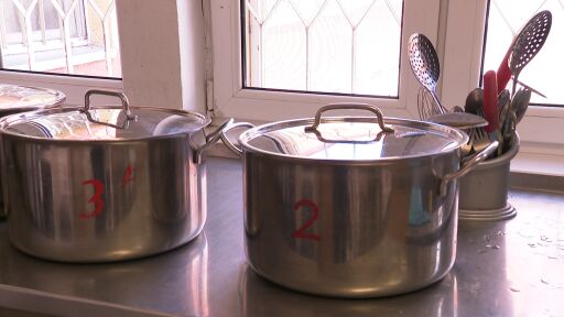 „Кухни-майки“ вместо готвене на място: Ще се подобри ли храната в детските градини?