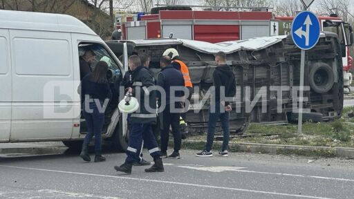 Два буса се удариха на кръстовище в Ямбол (СНИМКИ и ВИДЕО)
