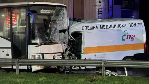 Тежка катастрофа между автобус и линейка, има загинал 