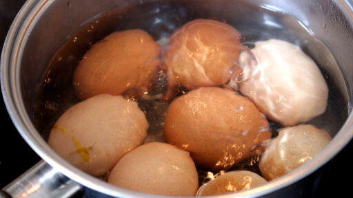 Боядисваме яйца днес - но знаете ли какво всъщност означава кодът върху тях?