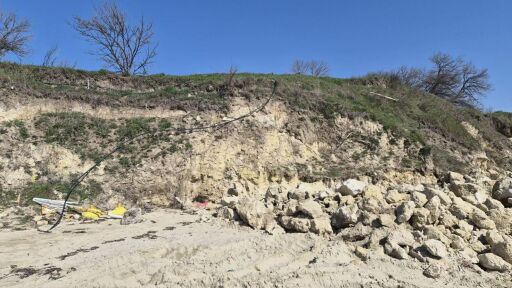 Сигнал до bTV: Багер руши дом на лебеди на брега на морето между Равда и Несебър (СНИМКИ)