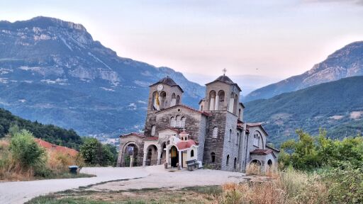 Наклонена църква в наша съседка краде славата на кулата в Пиза