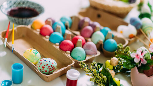 Снимка Боядисване на яйца за Великден като терапия: защо този ритуал ни успокоява (ВИДЕО)