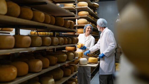 В тайната италианска „банка за сирене“, където Parmigiano Reggiano се превръща във финансово злато