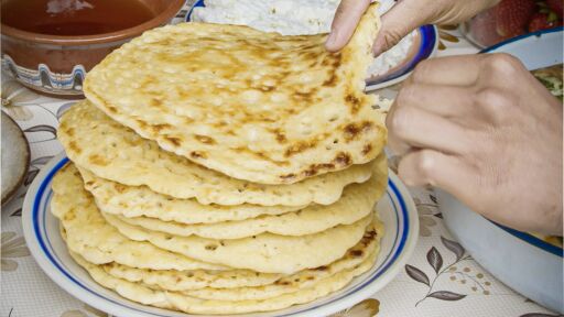 Снимка Родопски катми на сач, с вкусно сладко от диви ягоди и домашно сирене