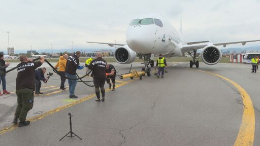 Сами срещу 40-тонен самолет: Христо Мусков и Велизар Митков репетират за рекорд на Гинес