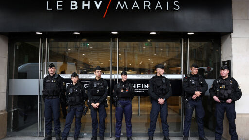 „Защитете децата, не Shein“: Парижани протестират срещу китайския магазин, който отваря врати във френската столица