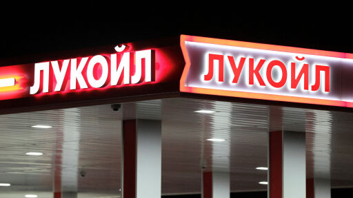 Връзки с Буш и платили 1,8 млрд. долара на Тръмп за имоти: Кои са Carlyle, които искат активите на „Лукойл“?