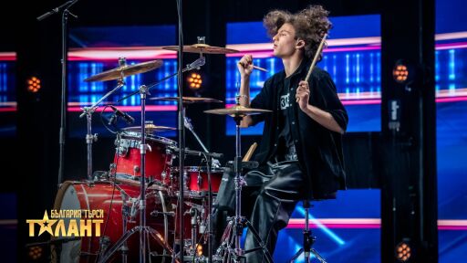 Вълнуващо изпълнение на барабани от Светослав Петров