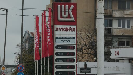 Великобритания разхлаби хватката над „Лукойл“ в България
