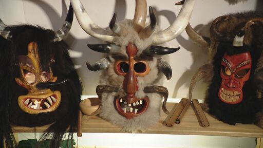 Пазителят на маските: История за избора да останеш в България, за да съхраниш една традиция