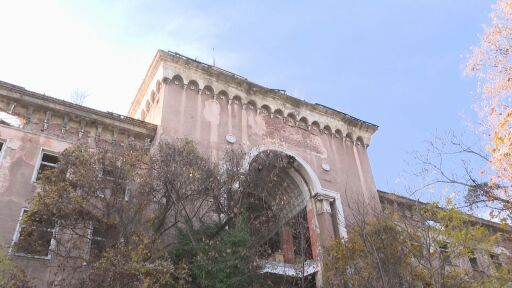 Издадени са над 10 предписания на собственика на сградата, от която спасиха 4 деца