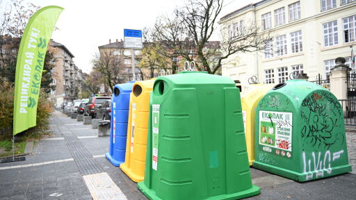 Започна подмяна на контейнерите за разделно събиране на отпадъци в София (СНИМКИ)