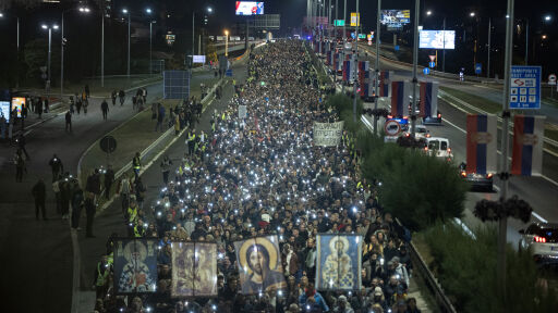 Хиляди протестиращи в Сърбия отбелязаха 11 месеца от трагедията в Нови Сад с мълчание и светещи телефони (ВИДЕО)