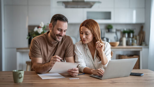 Как 28-годишен и съпругата му натрупаха 1 млн. долара, без да заемат ръководни позиции?