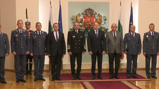 Президентът Румен Радев награди офицери от ВВС с почетния знак на президента 