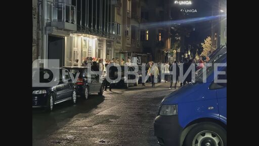 Близки на починалото 15-годишно момче, нападнато с нож в мол, се събраха пред СДВР (СНИМКИ)