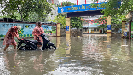 Рекордно количество дъжд: Четирима загинали и 100 000 наводнени домове (СНИМКИ и ВИДЕО)