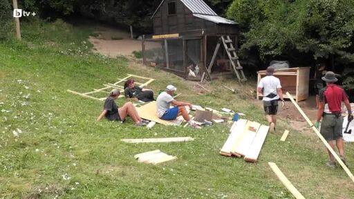 Двама работят, няколко души дават акъл