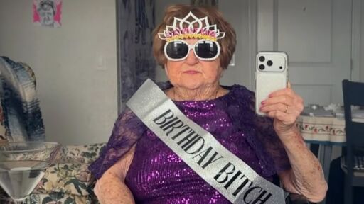 96-годишна жена е хит с клиповете си в TikTok, с парите от тях плаща скъпа такса в луксозен дом за възрастни хора (ВИДЕО)