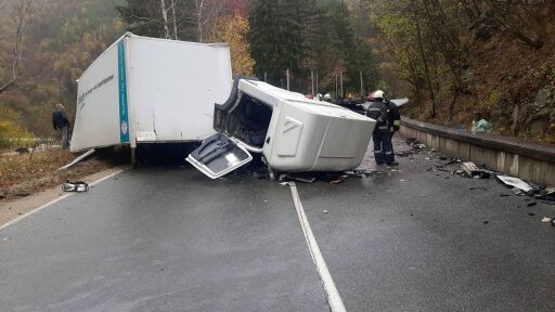 Тежка катастрофа на пътя Варвара-Велинград, отново с два тира. Затвориха пътя за движение