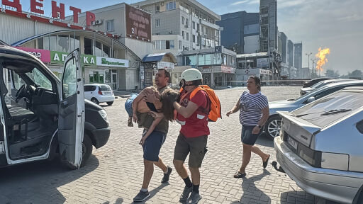 „Това не се е случвало досега - ракета и 28 дрона едновременно“: Най-малко 12 души са ранени при руски удари в Украйна